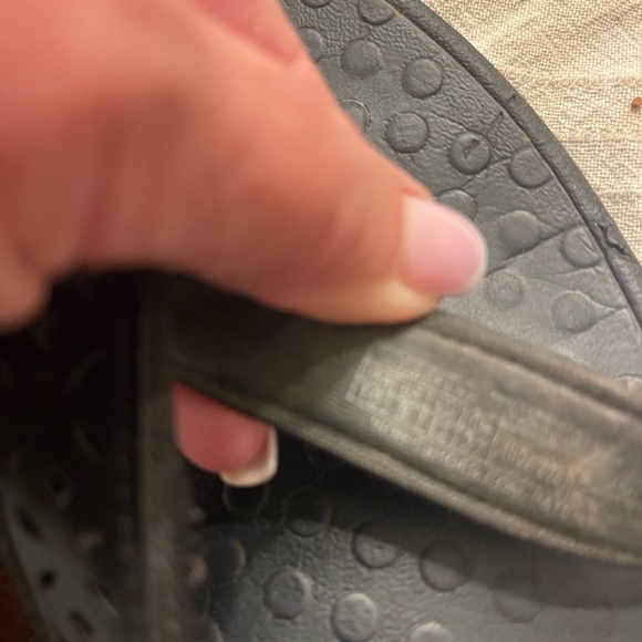 Black Vionic flip flops - Picture 8 of 11